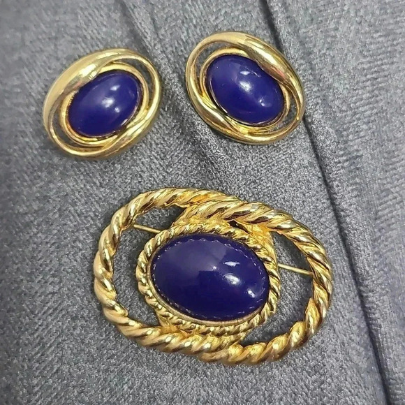 Vintage gold tone blue stone brooch and earrings set